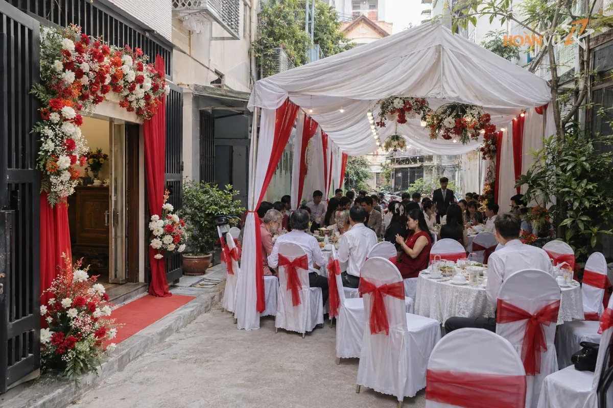 Tiệc cưới tại nhà phố trong hẻm, rạp che trước nhà, bàn ghế phủ khăn trắng