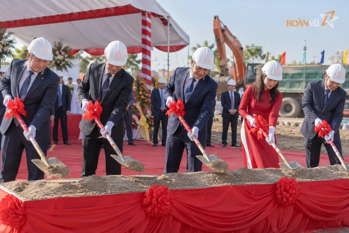Nghi thức xúc đất động thổ với xẻng, mũ bảo hộ và khay cát trên công trường