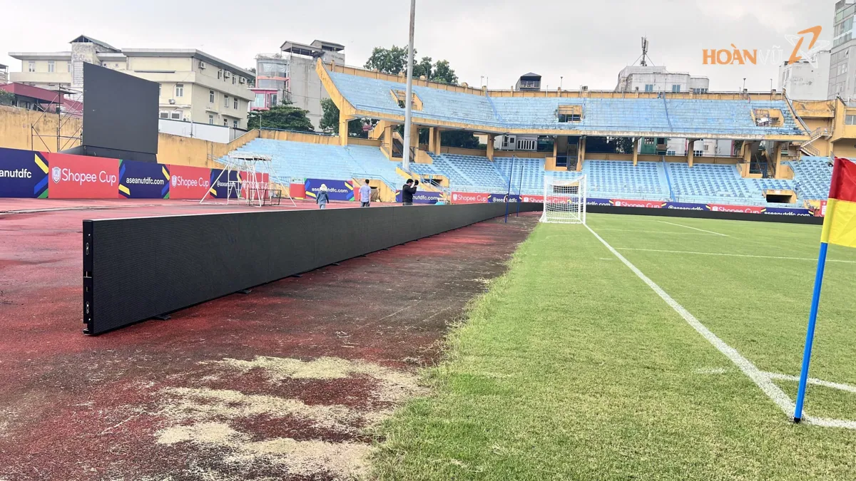 Dải LED biên dọc đường piste sân Hàng Đẫy