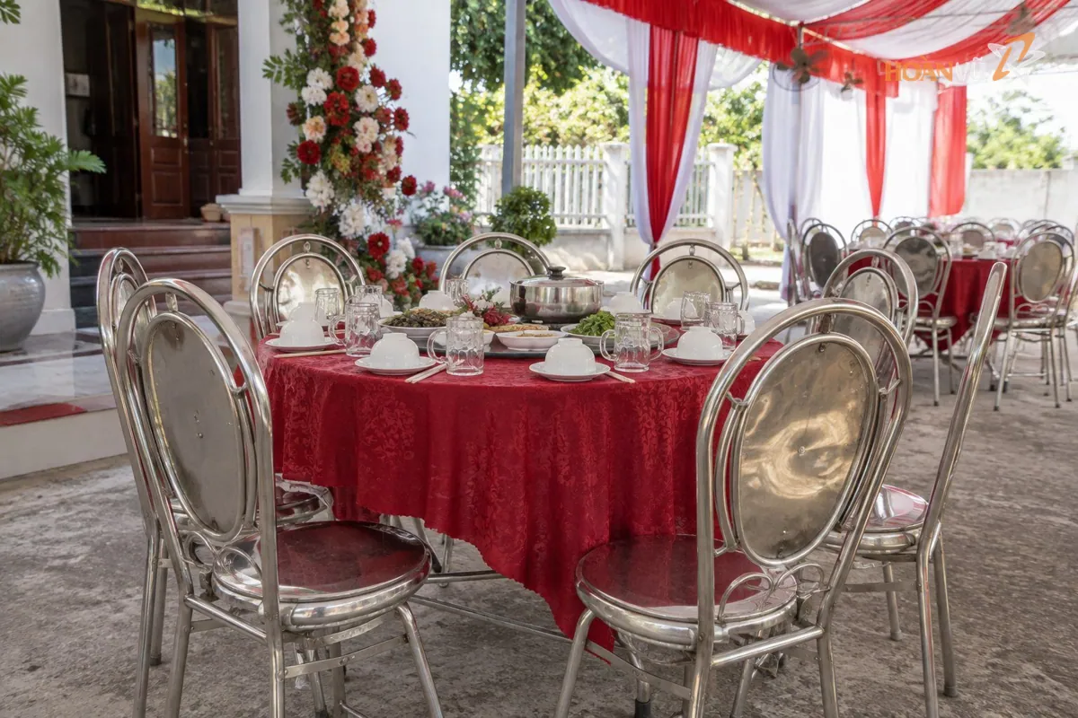 Bộ bàn tròn và ghế inox bóng dùng cho tiệc cưới tại nhà