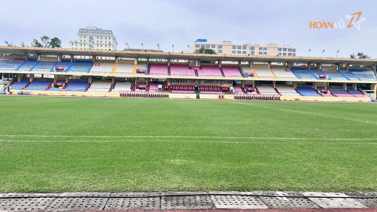 Sân Hàng Đẫy ban ngày nhìn từ khán đài